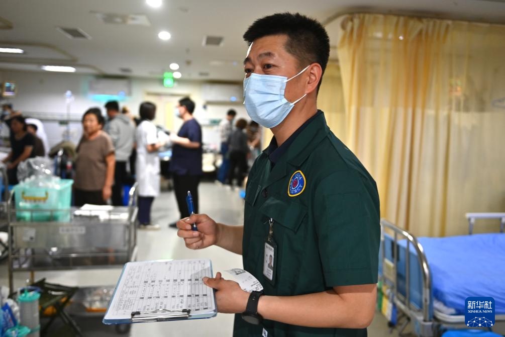 急诊科里的守护者