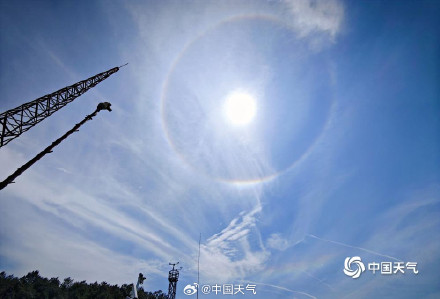 广西桂林上空日晕与环地平弧同框