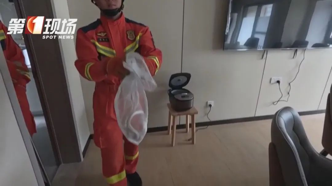 厨房惊现“白娘子”！消防捕获后，怀疑是离家出走的…