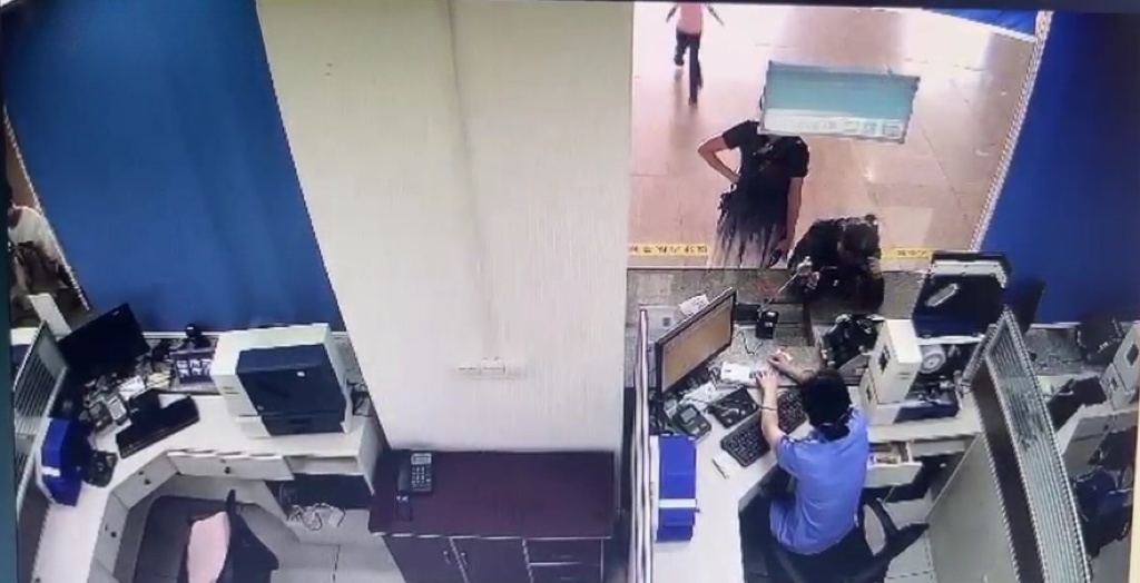 “请核对车票，不明白的问我！” 这一次售票“静悄悄”……