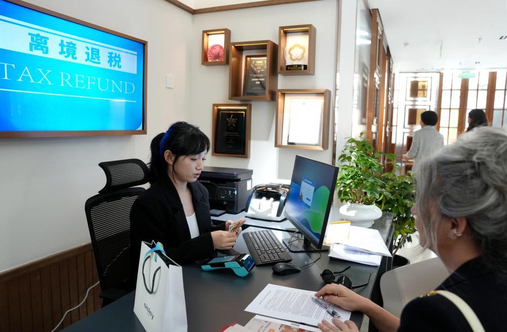 外国游客“在华扫货”热：“带空箱子到中国！”