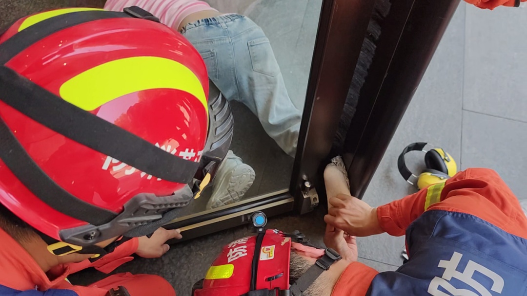 监控曝光!镇江一酒店,4岁女孩发生意外 监控曝光!镇江一酒店,4岁女孩发生意外