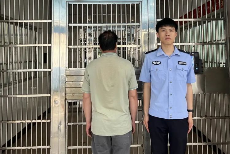 诱骗不明真相的人购买神奇“药水” “抓蛇人”揭某被警方带走