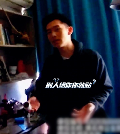 试岗?试错!男子手痒加入“贴贴队”,没想到首次上岗就被抓 试岗?试错!男子手痒加入“贴贴队”,没想到首次上岗就被抓