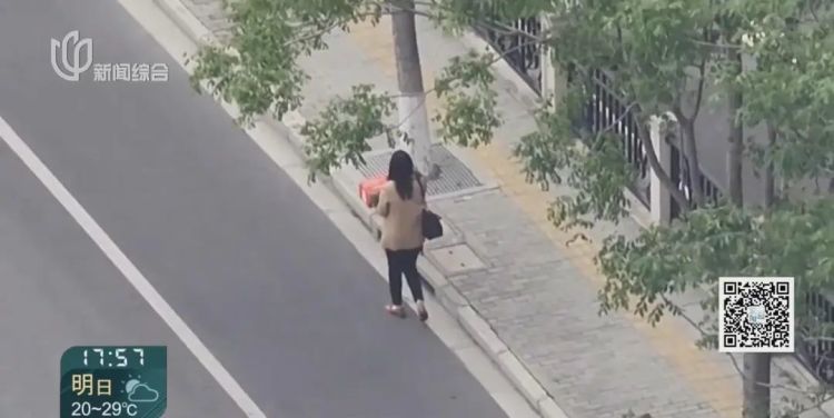 细思古怪！女子将巨额人民币“藏”进土里，特意挑荒郊野外