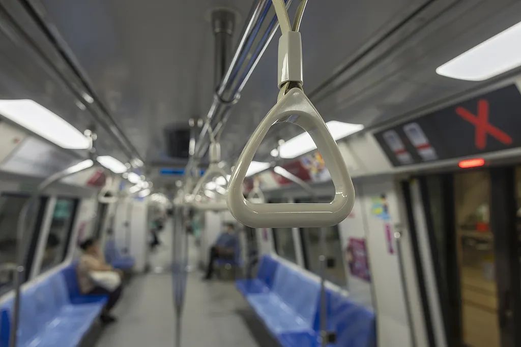 李某（男，26岁）在地铁上发出怪声、肢体扭曲，致3人受伤！警方：已行拘