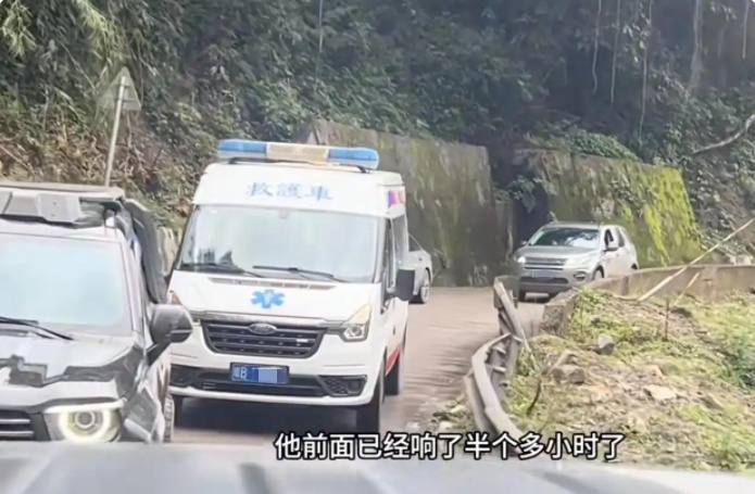 救护车鸣笛开道,结果停在景点拍照?三亚通报! 救护车鸣笛开道,结果停在景点拍照?三亚通报!