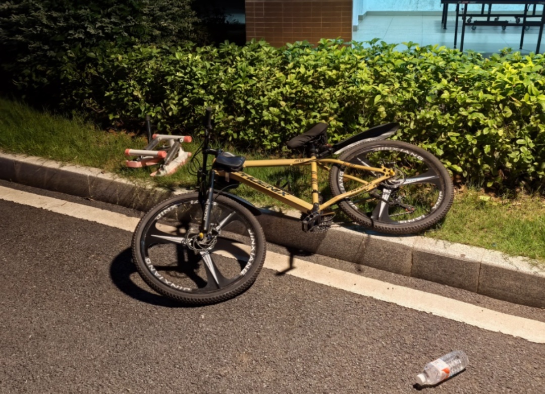 天啊！株洲一小区“天降”自行车？