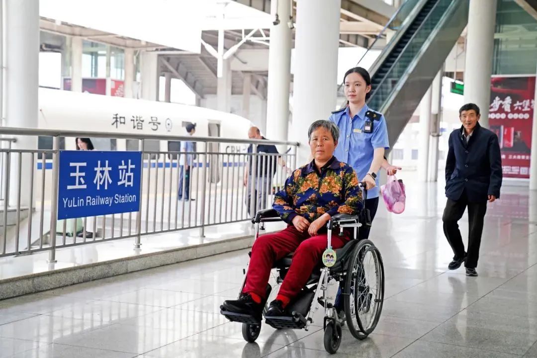 “请核对车票，不明白的问我！” 这一次售票“静悄悄”……