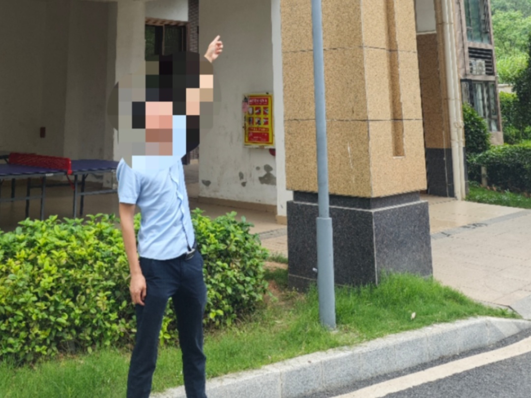 天啊！株洲一小区“天降”自行车？