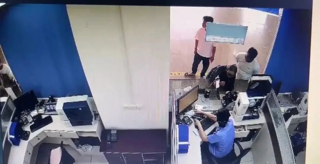 “请核对车票，不明白的问我！” 这一次售票“静悄悄”……