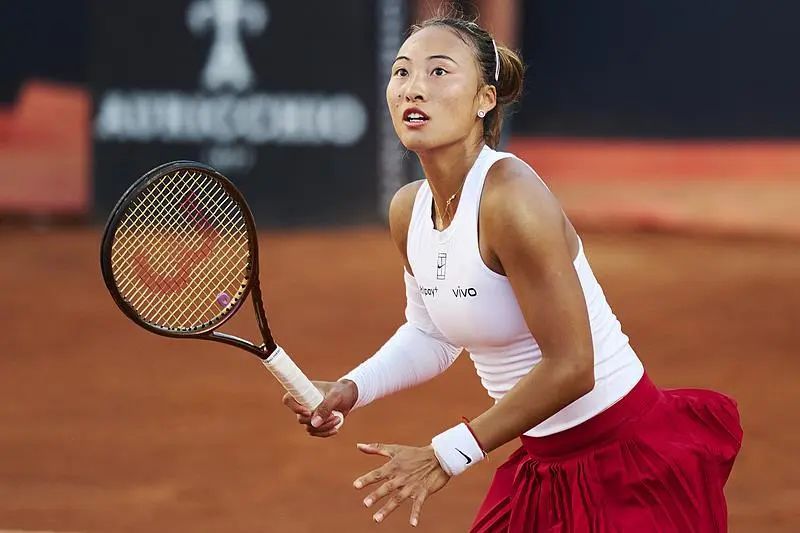 强势晋级，郑钦文将再战萨巴伦卡