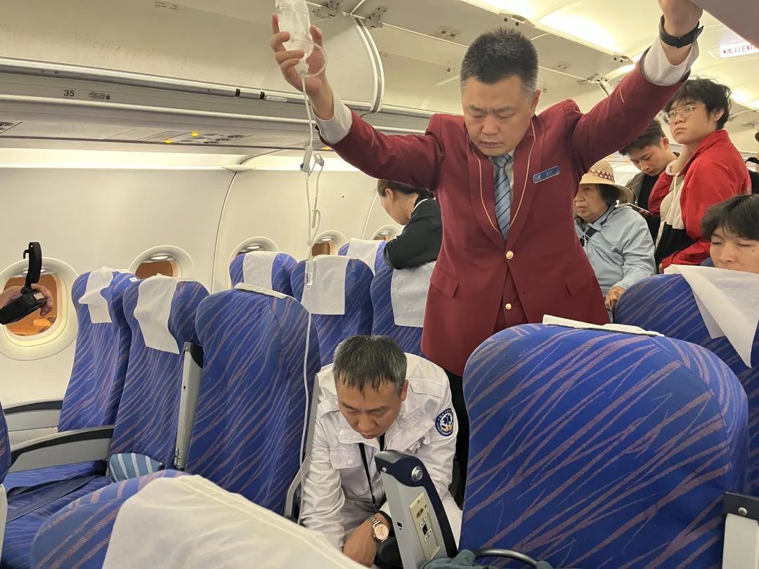 七旬老人飞机上突然晕倒……“空地”联手转危为安
