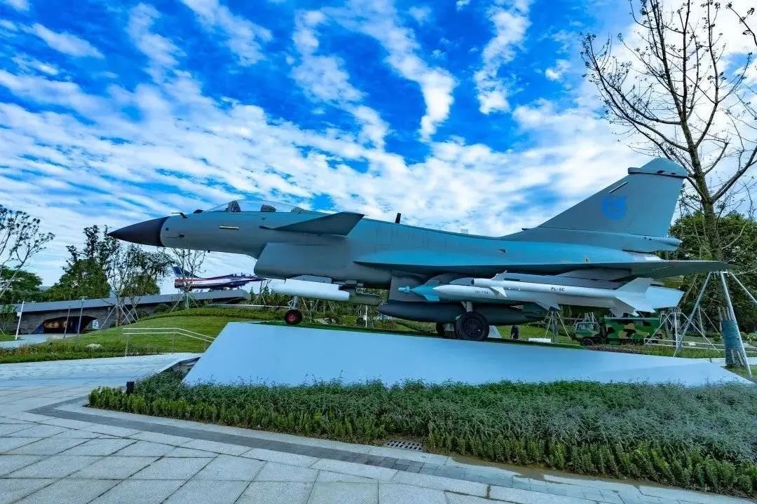 歼-10C究竟有多厉害？成都这座博物馆能近距离看中国战斗机
