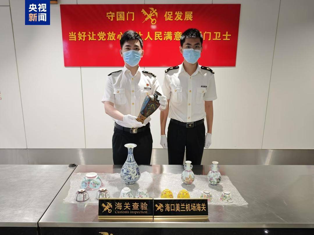 “无申报”出境旅客行李藏文物 被海南海口海关当场查获 “无申报”出境旅客行李藏文物 被海南海口海关当场查获