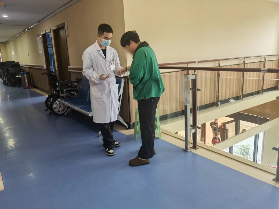 啊？怎么扛着“一棵树”就“冲”进医生办公室？