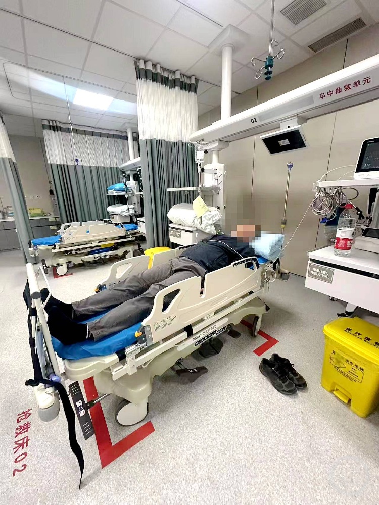 野外的桑葚吃不得？重庆一男子腹泻、高烧，被送抢救室......