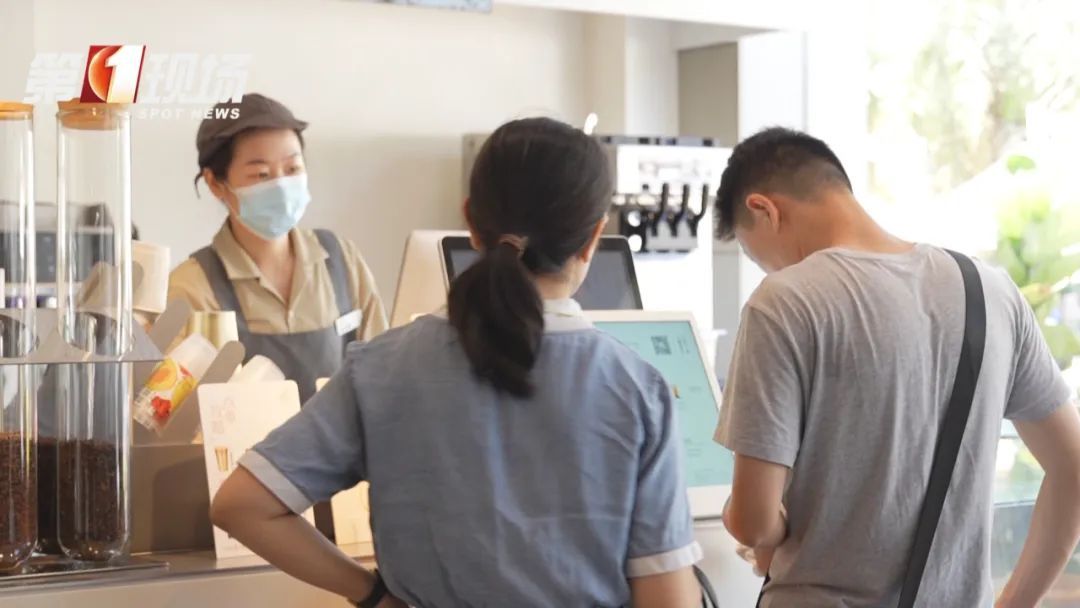 每天数杯奶茶，28岁女子突然失声！出现这些症状要警惕…