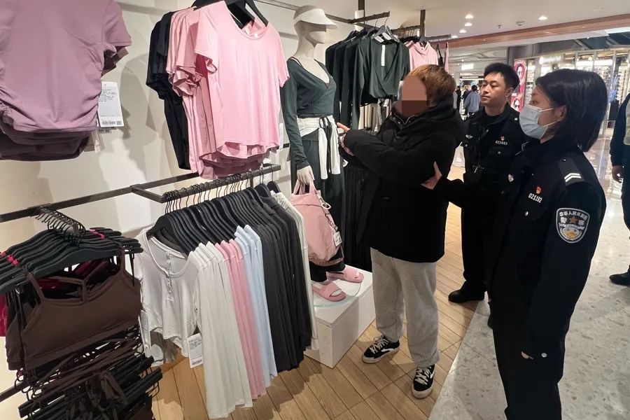 女健身教练频繁出入知名品牌店,举止异常!上海警方:刑事拘留 女健身教练频繁出入知名品牌店,举止异常!上海警方:刑事拘留