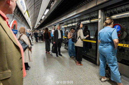 英国伦敦地铁停电致多条线路停运