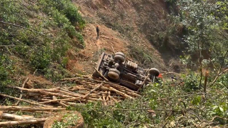 江西吉安：木材运输车侧翻致1人被困 消防紧急营救