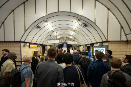 英国伦敦地铁停电致多条线路停运