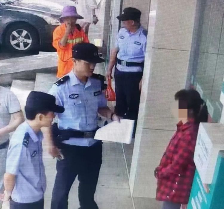 民警追到银行！肖女士19800元血汗钱保住了