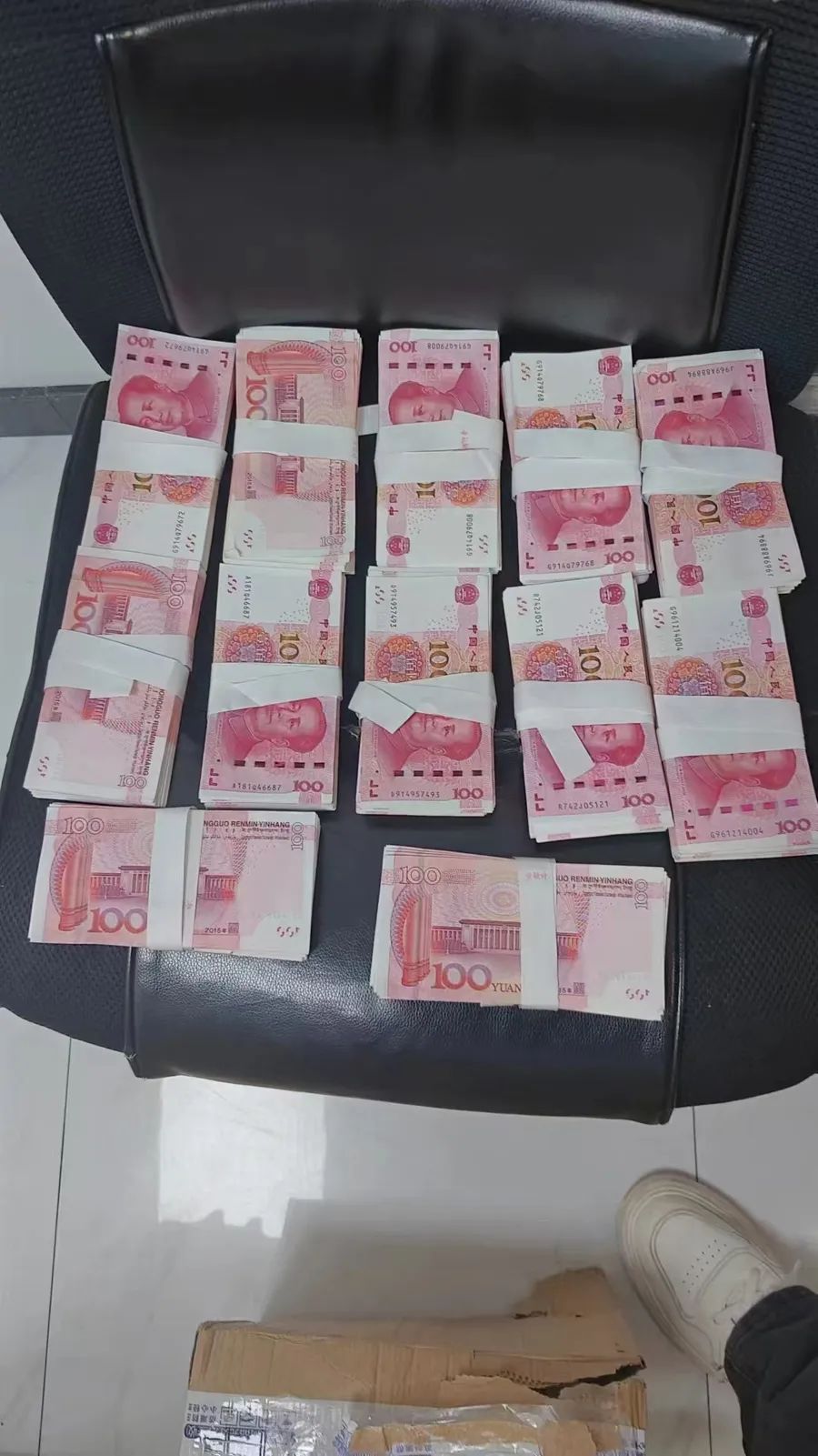 事发上海，有人将一捆捆现金偷偷埋进土里！警方通报来了