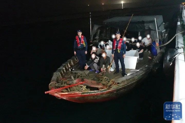 伪装成渔船偷渡、妄想境外“淘金”?广西海警:抓! 伪装成渔船偷渡、妄想境外“淘金”?广西海警:抓!