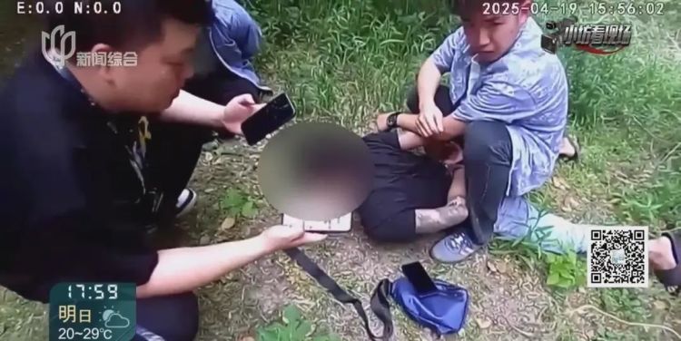 细思古怪！女子将巨额人民币“藏”进土里，特意挑荒郊野外
