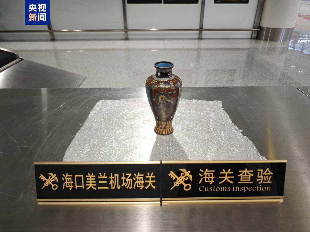 “无申报”出境旅客行李藏文物 被海南海口海关当场查获 “无申报”出境旅客行李藏文物 被海南海口海关当场查获