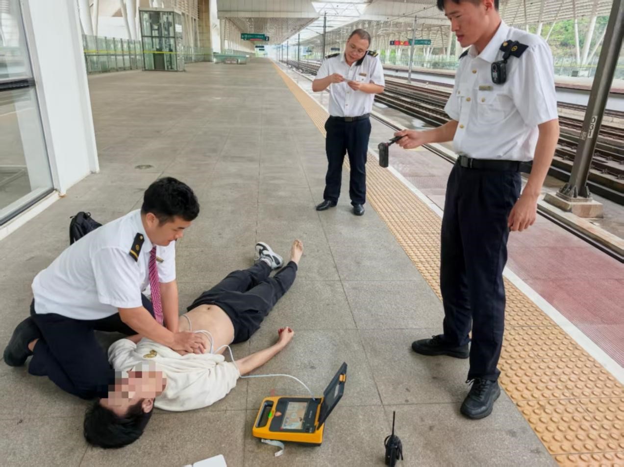 深圳高铁站上演“生死时速”,众人合力救援突发疾病旅客 深圳高铁站上演“生死时速”,众人合力救援突发疾病旅客