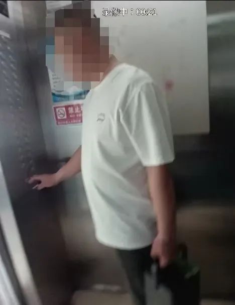 顺义、朝阳相继开出“首单” ，北京两名居民携带电动车电池进电梯被罚——