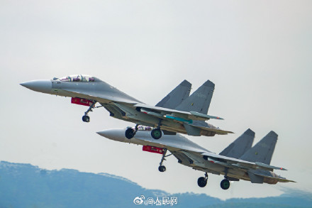 起飞！直击空军战机肩并肩驰骋云天
