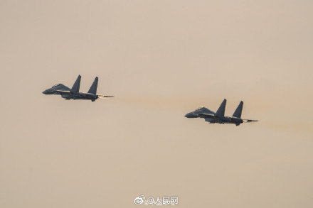 起飞！直击空军战机肩并肩驰骋云天