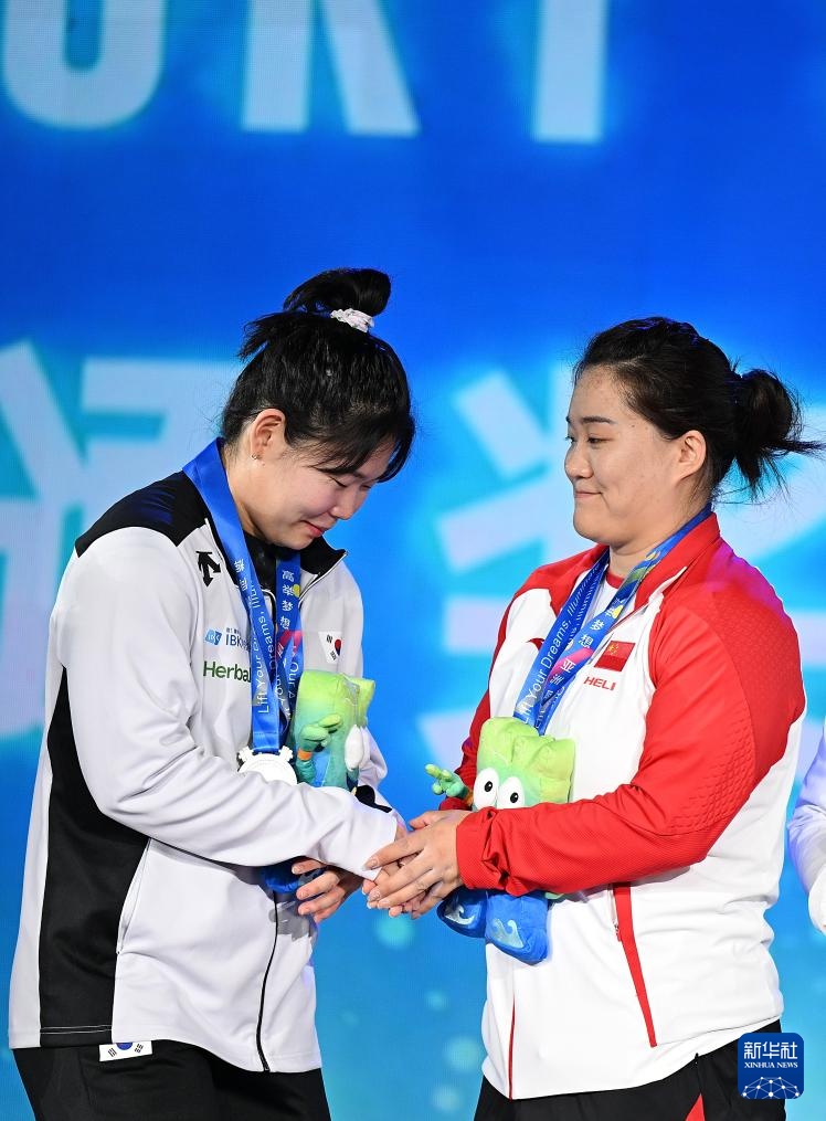 举重亚锦赛：女子81公斤级赛况