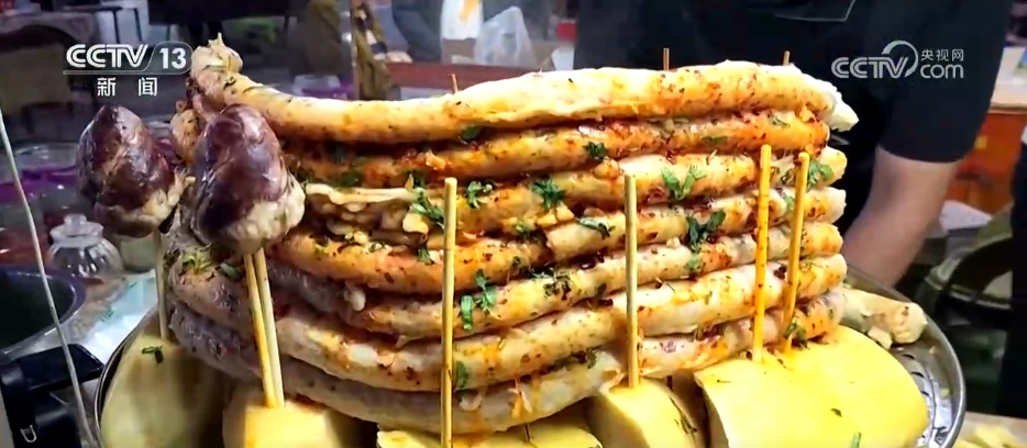 “烟火气”点亮城乡“夜经济” 释放夜间消费新活力 “烟火气”点亮城乡“夜经济” 释放夜间消费新活力