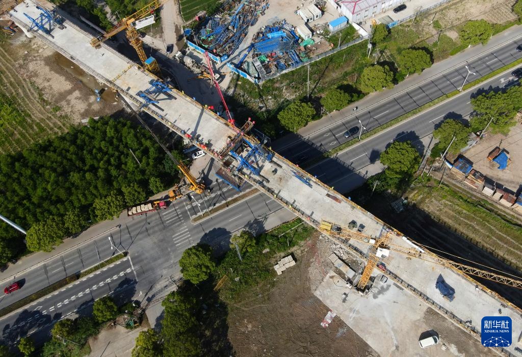 上海:箱梁架设大桥合龙 高铁建设推进正酣 上海:箱梁架设大桥合龙 高铁建设推进正酣