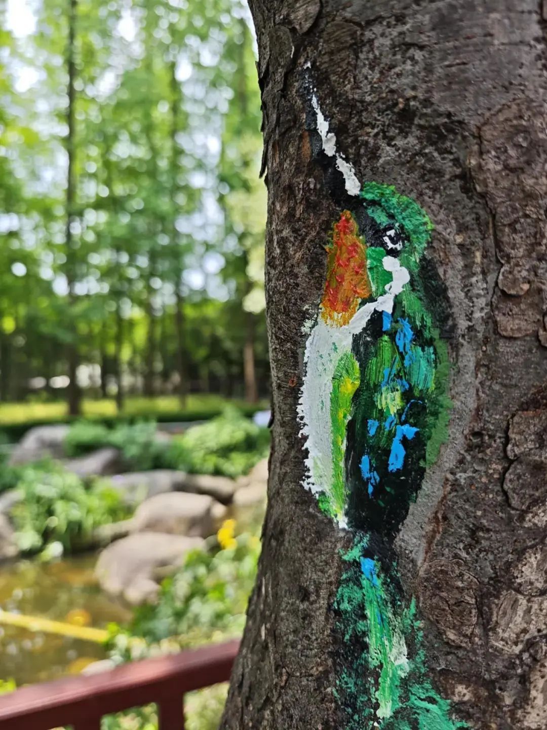 敲可爱！上海市中心这座公园，树上竟"长"出了动物→