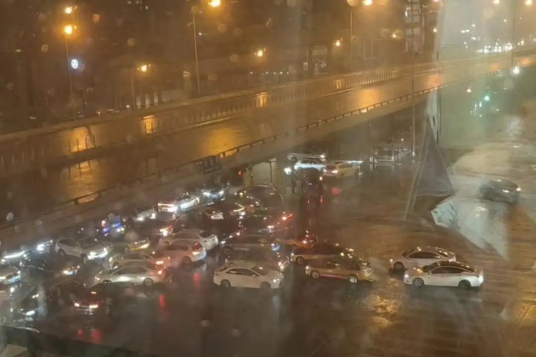 多车停在北京环路桥下躲冰雹致严重拥堵，违法吗？