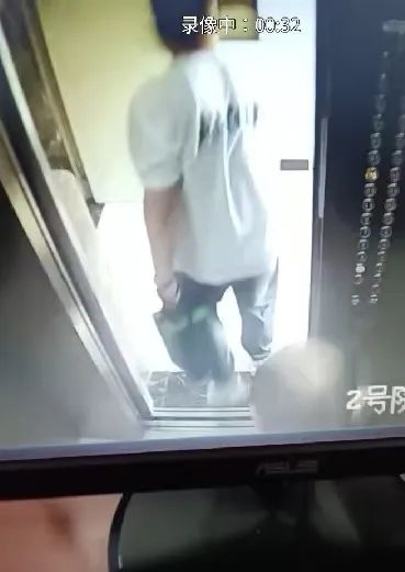 顺义、朝阳相继开出“首单” ，北京两名居民携带电动车电池进电梯被罚——