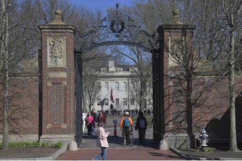 最新一轮交锋！美政府再削减哈佛大学超4亿美元拨款，哈佛继续“硬刚”