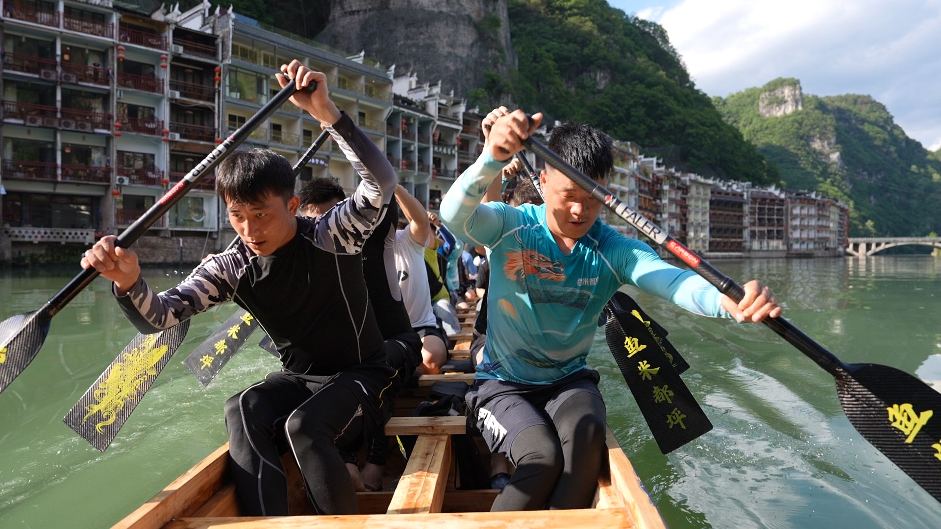 贵州镇远:㵲阳河鼓声隆隆 龙舟队员备战忙 贵州镇远:㵲阳河鼓声隆隆 龙舟队员备战忙