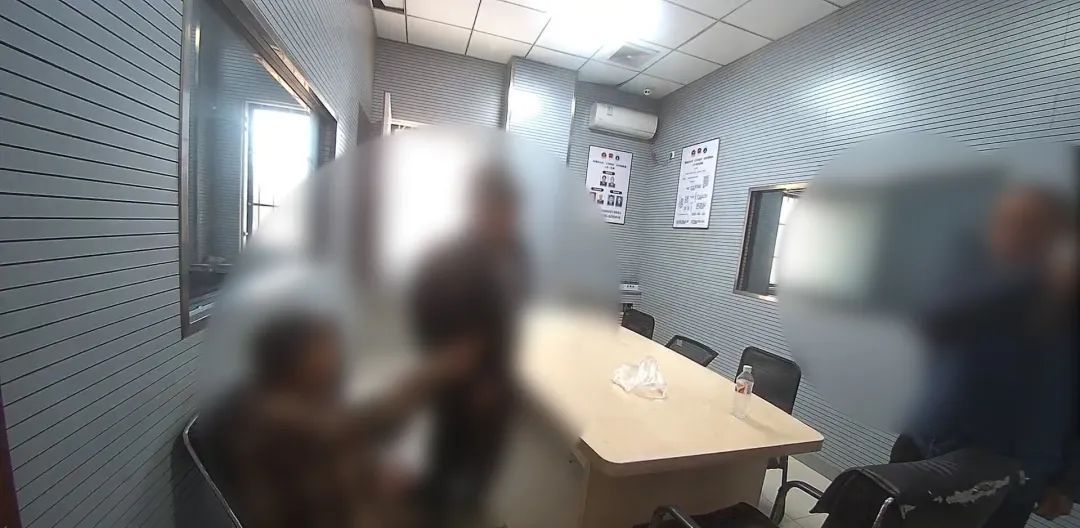 派出所里男子叫板民警：“不要拦我！”