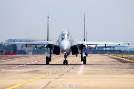 起飞！直击空军战机肩并肩驰骋云天
