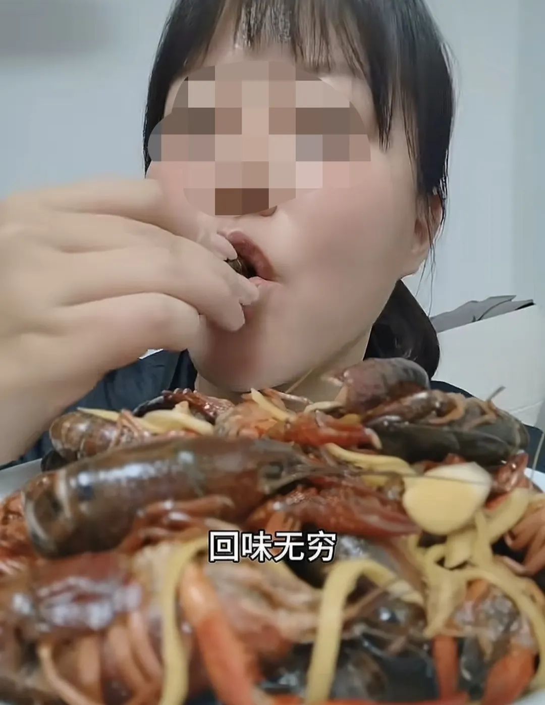 女子吃生腌小龙虾，吸虾头惊呆网友，医生：寄生虫难杀死，虾头最“毒”
