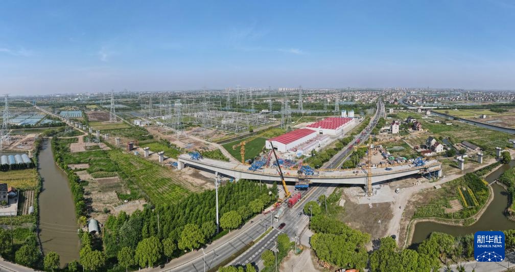 上海:箱梁架设大桥合龙 高铁建设推进正酣 上海:箱梁架设大桥合龙 高铁建设推进正酣