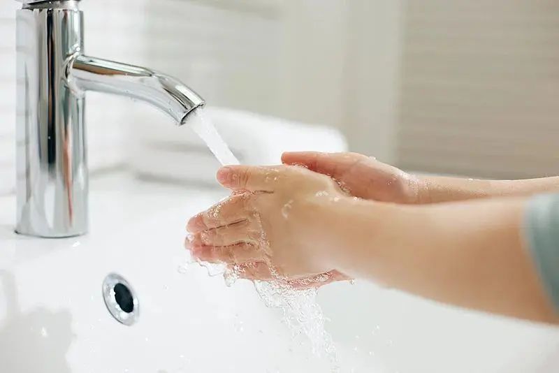 20岁小伙反复高烧40℃、几近失明！只因接触了流浪猫