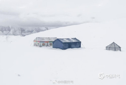 青海玉树多彩乡遭遇强降雪