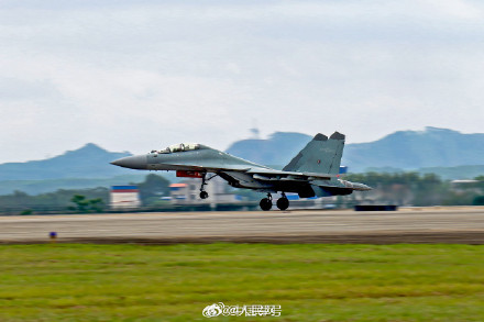起飞！直击空军战机肩并肩驰骋云天